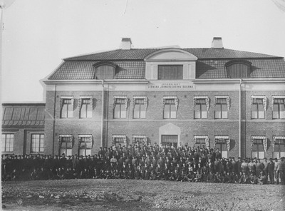 Arbetsstyrkan uppställd framför kontorshuset 1908